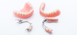 保険の入れ歯は金具や樹脂部分が目立つことがあります。